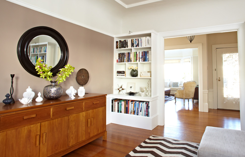 Imagen de sala de estar clásica renovada con paredes beige y suelo de madera en tonos medios