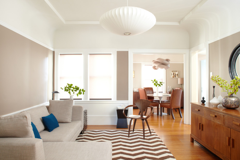 Immagine di un soggiorno classico con pareti beige, pavimento in legno massello medio e nessuna TV
