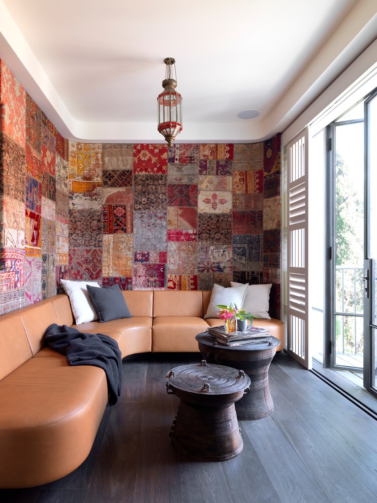 Идея дизайна: открытая гостиная комната среднего размера в средиземноморском стиле с разноцветными стенами и темным паркетным полом без камина, телевизора