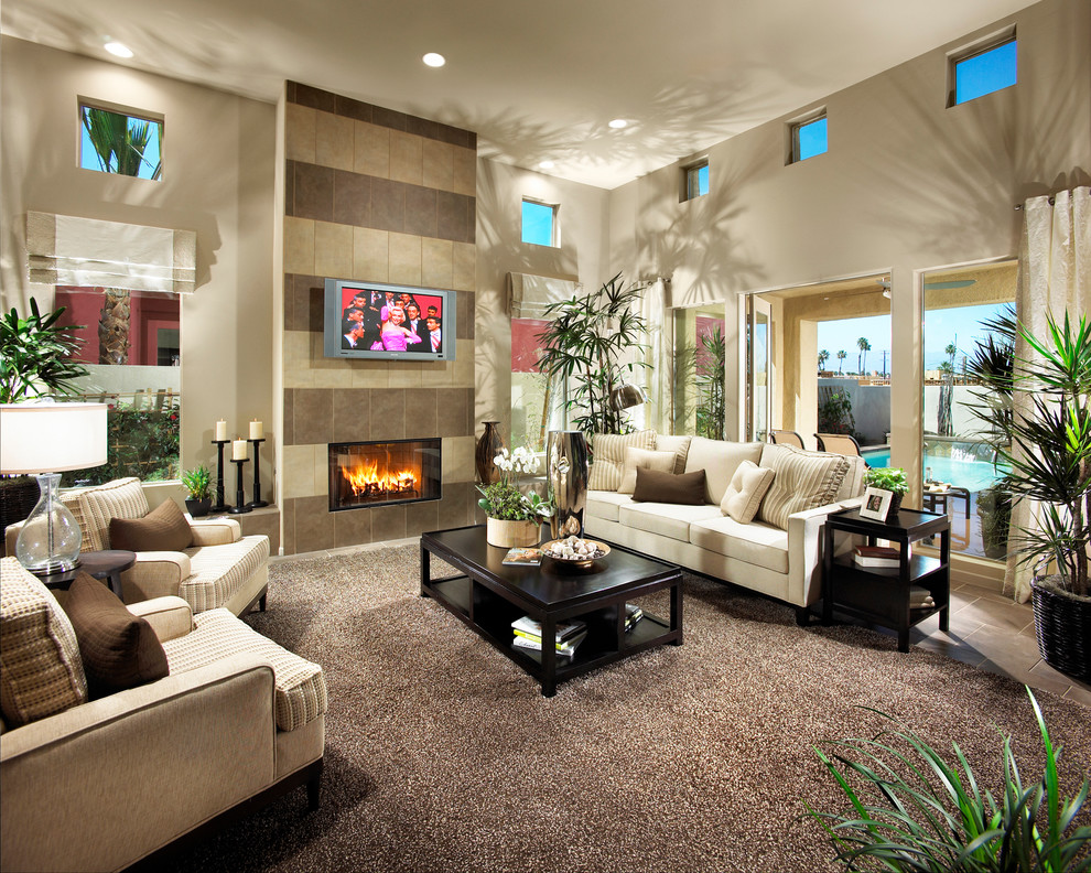 Immagine di un soggiorno contemporaneo con pareti beige, camino classico e TV a parete