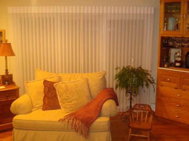 Foto di un soggiorno con pavimento in legno massello medio