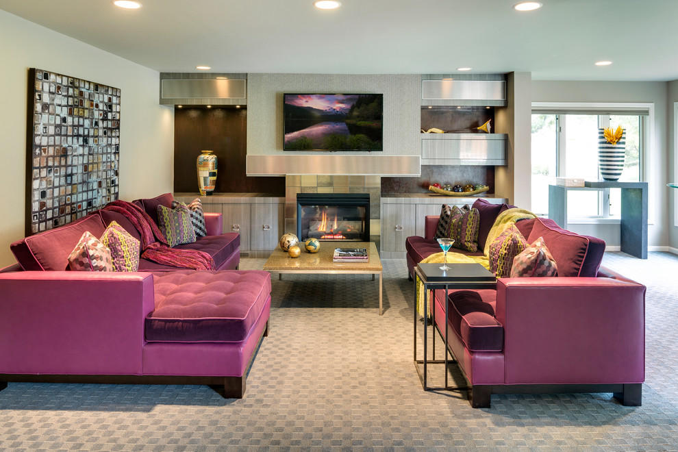 Пример оригинального дизайна: гостиная комната в современном стиле с ковровым покрытием, стандартным камином, серыми стенами и телевизором на стене