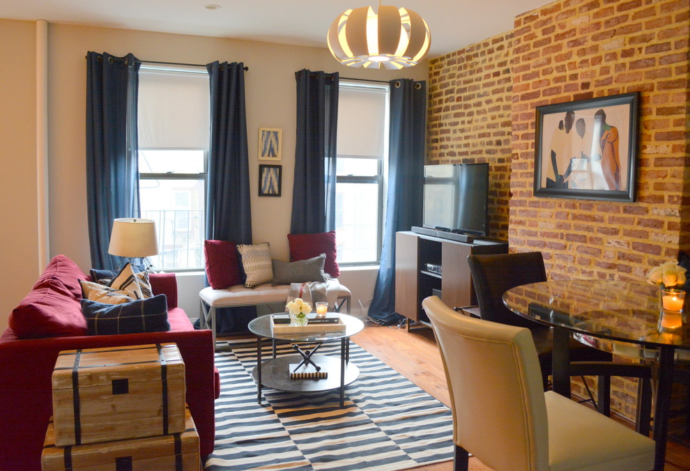 Imagen de sala de estar cerrada urbana de tamaño medio sin chimenea con paredes multicolor, suelo de madera clara, televisor independiente y suelo marrón
