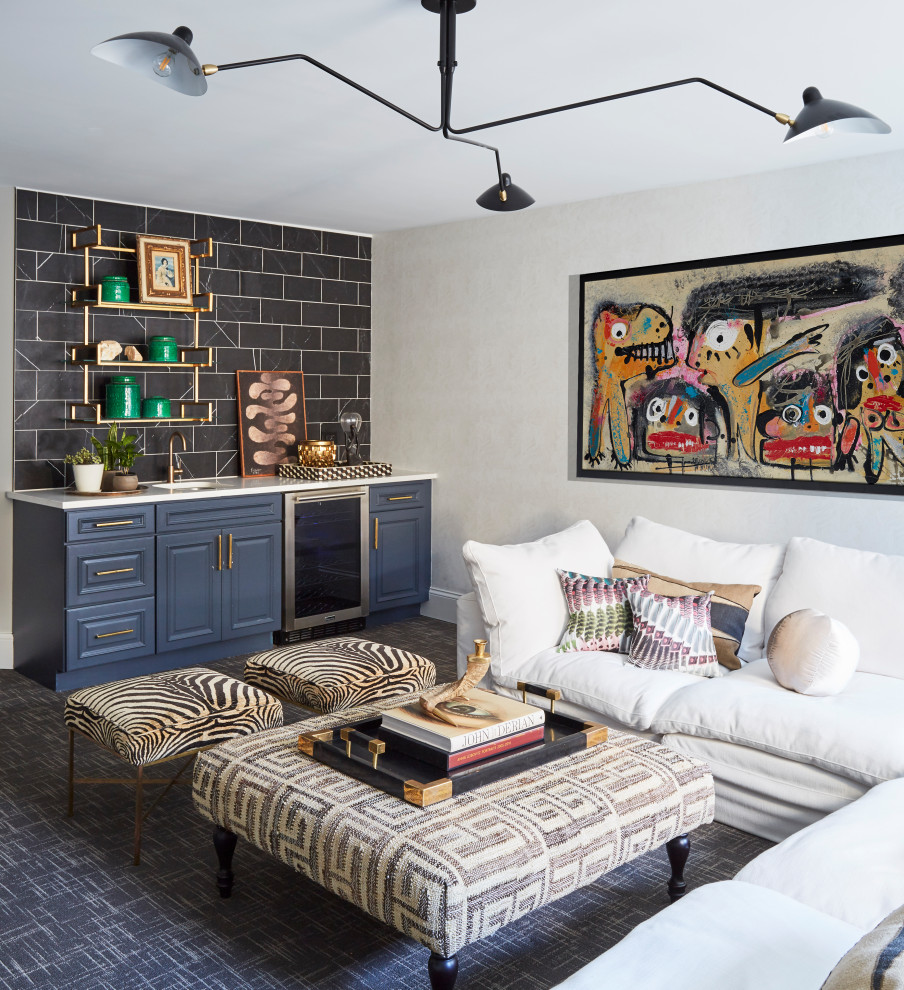 Cette photo montre une salle de séjour tendance avec un bar de salon, un mur gris, moquette et un sol gris.