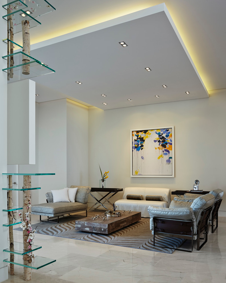 Modelo de sala de estar abierta contemporánea extra grande con paredes blancas, suelo de mármol y televisor independiente