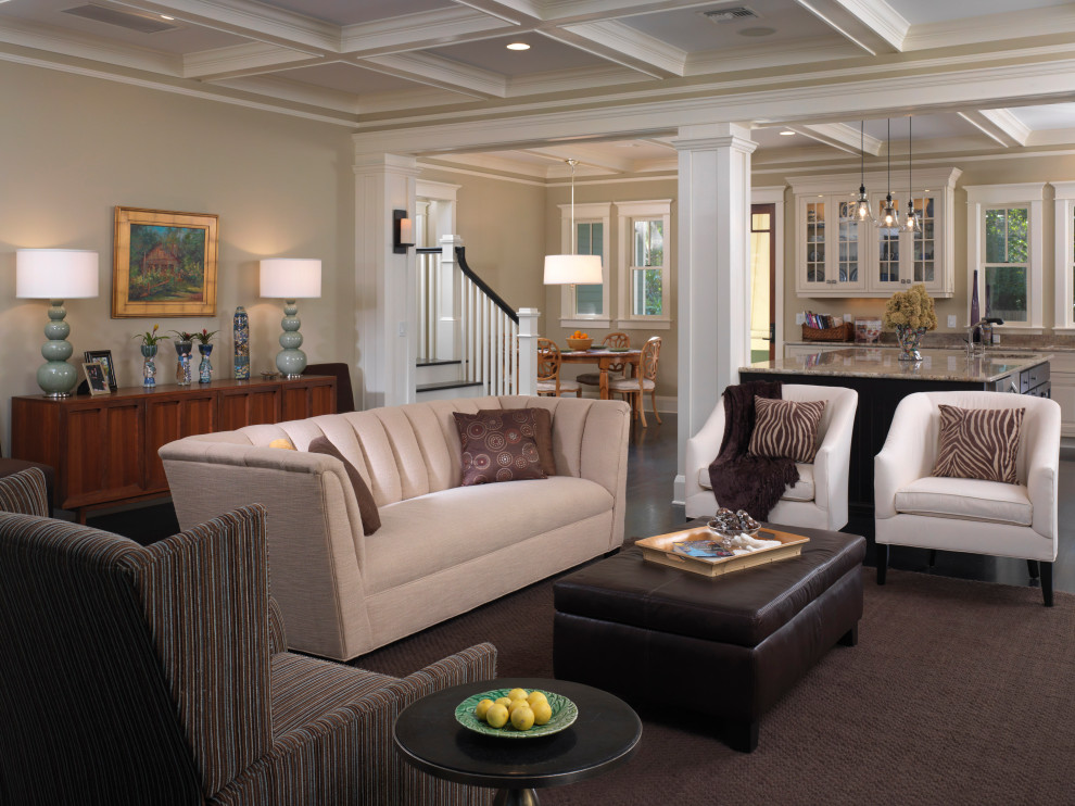 Foto de sala de estar abierta de estilo americano grande con paredes beige, suelo de madera oscura y suelo marrón