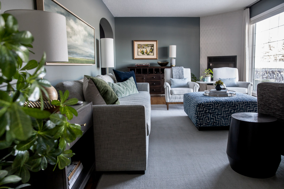 Стильный дизайн: изолированная гостиная комната среднего размера в современном стиле с с книжными шкафами и полками, зелеными стенами и светлым паркетным полом - последний тренд