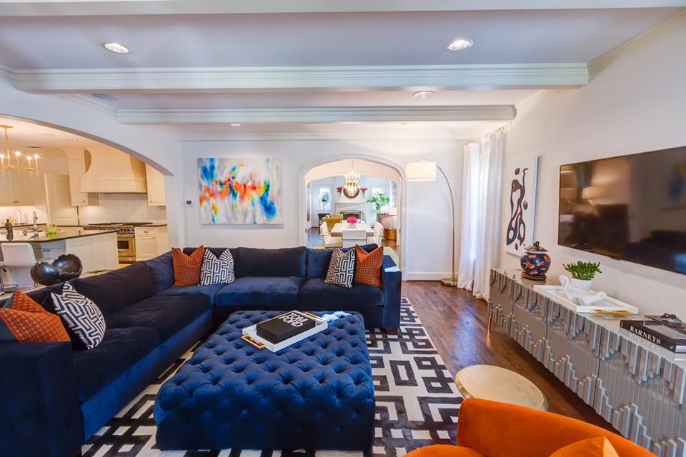 Immagine di un grande soggiorno minimalista chiuso con pareti bianche, pavimento in legno massello medio e TV a parete