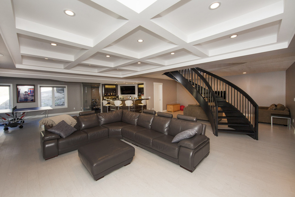 Offenes, Großes Modernes Wohnzimmer mit grauer Wandfarbe, Teppichboden, Hausbar und TV-Wand in Edmonton