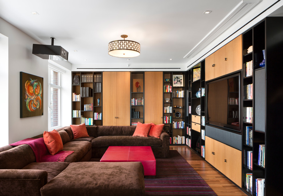 Aménagement d'une grande salle de séjour contemporaine fermée avec un mur blanc, un téléviseur encastré, une bibliothèque ou un coin lecture, parquet foncé, un sol marron et éclairage.