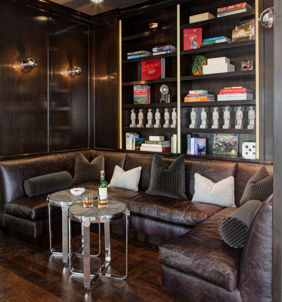 Идея дизайна: гостиная комната в современном стиле с с книжными шкафами и полками, коричневыми стенами и темным паркетным полом