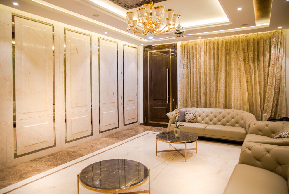 Foto de sala de estar cerrada vintage grande con paredes beige, suelo de mármol, televisor colgado en la pared y suelo beige