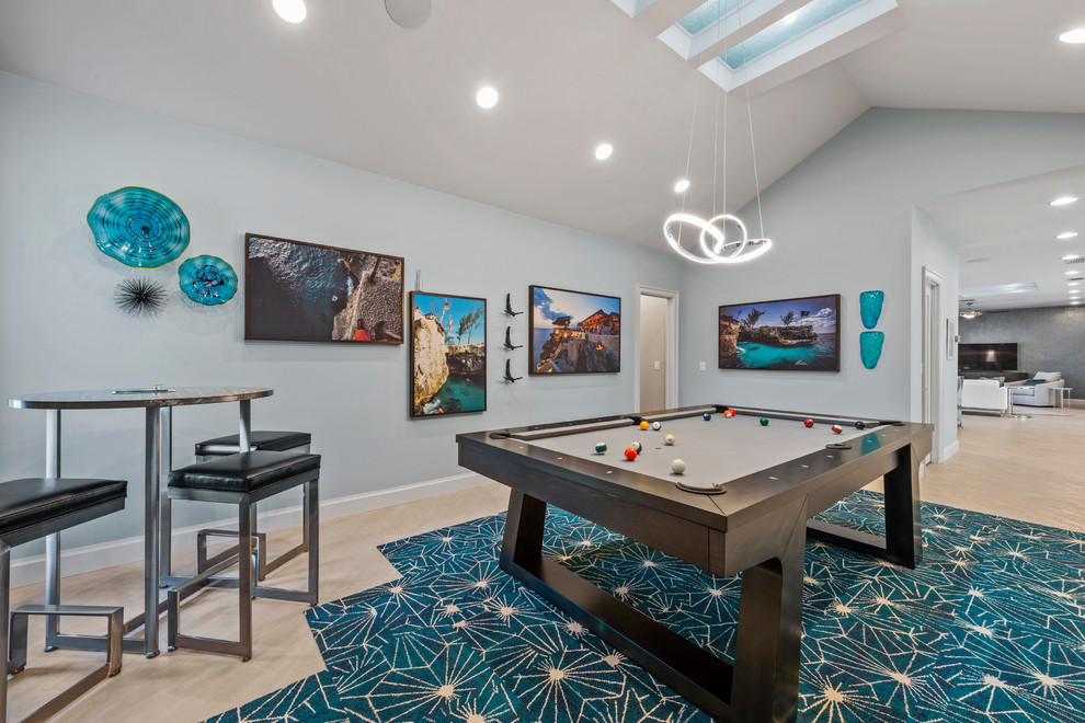 Modernes Wohnzimmer mit blauer Wandfarbe, Teppichboden und buntem Boden in Miami