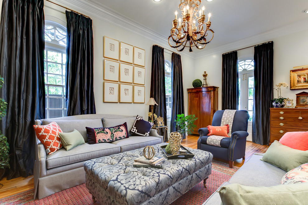 Großes, Abgetrenntes, Fernseherloses Klassisches Wohnzimmer ohne Kamin mit weißer Wandfarbe, braunem Holzboden und braunem Boden in New Orleans