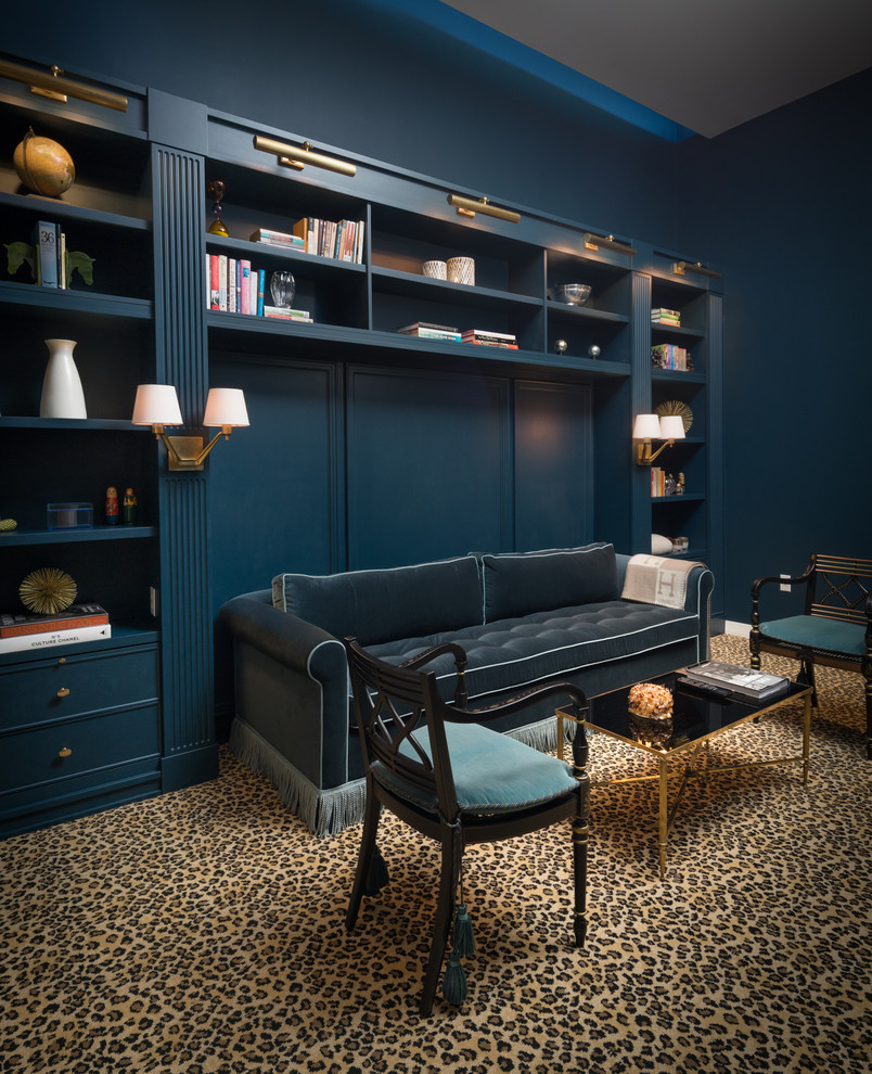 Свежая идея для дизайна: гостиная комната в стиле неоклассика (современная классика) с с книжными шкафами и полками, синими стенами и ковровым покрытием - отличное фото интерьера