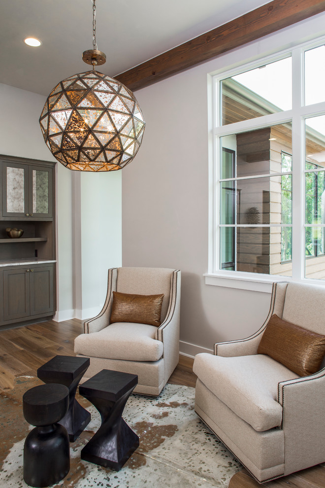 Ejemplo de sala de estar clásica renovada con paredes blancas y suelo de madera en tonos medios