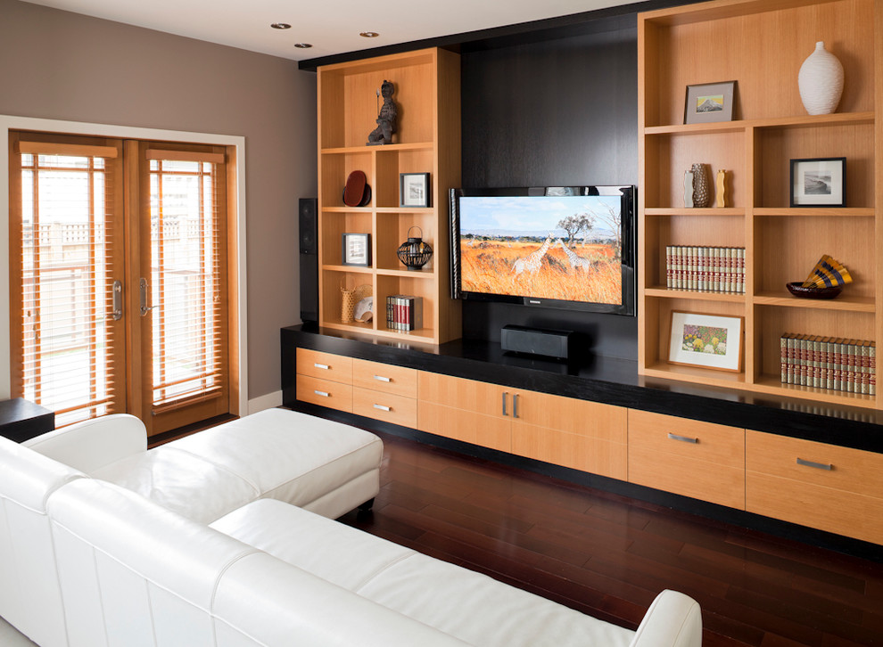 Immagine di un soggiorno contemporaneo con pareti beige, parquet scuro, parete attrezzata e pavimento marrone