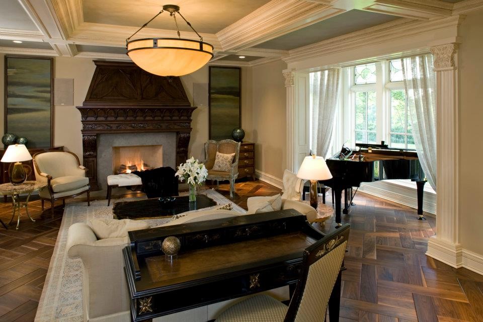 Modelo de sala de estar con rincón musical abierta clásica extra grande sin televisor con paredes beige, suelo de madera en tonos medios, todas las chimeneas y marco de chimenea de piedra