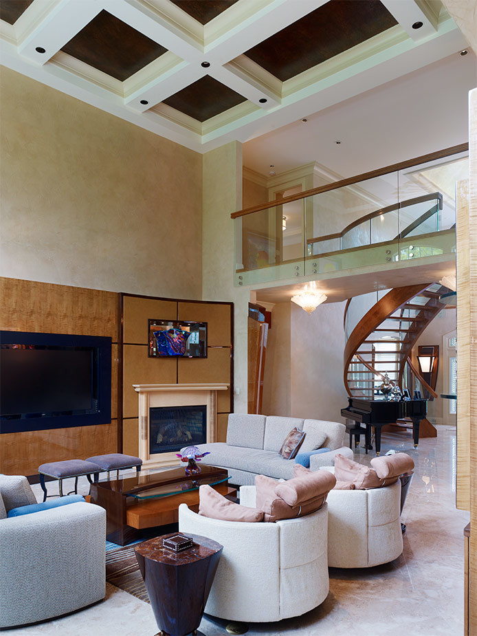 Cette image montre une grande salle de séjour traditionnelle ouverte avec un mur beige, un sol en marbre, un téléviseur encastré, un manteau de cheminée en bois et une cheminée standard.