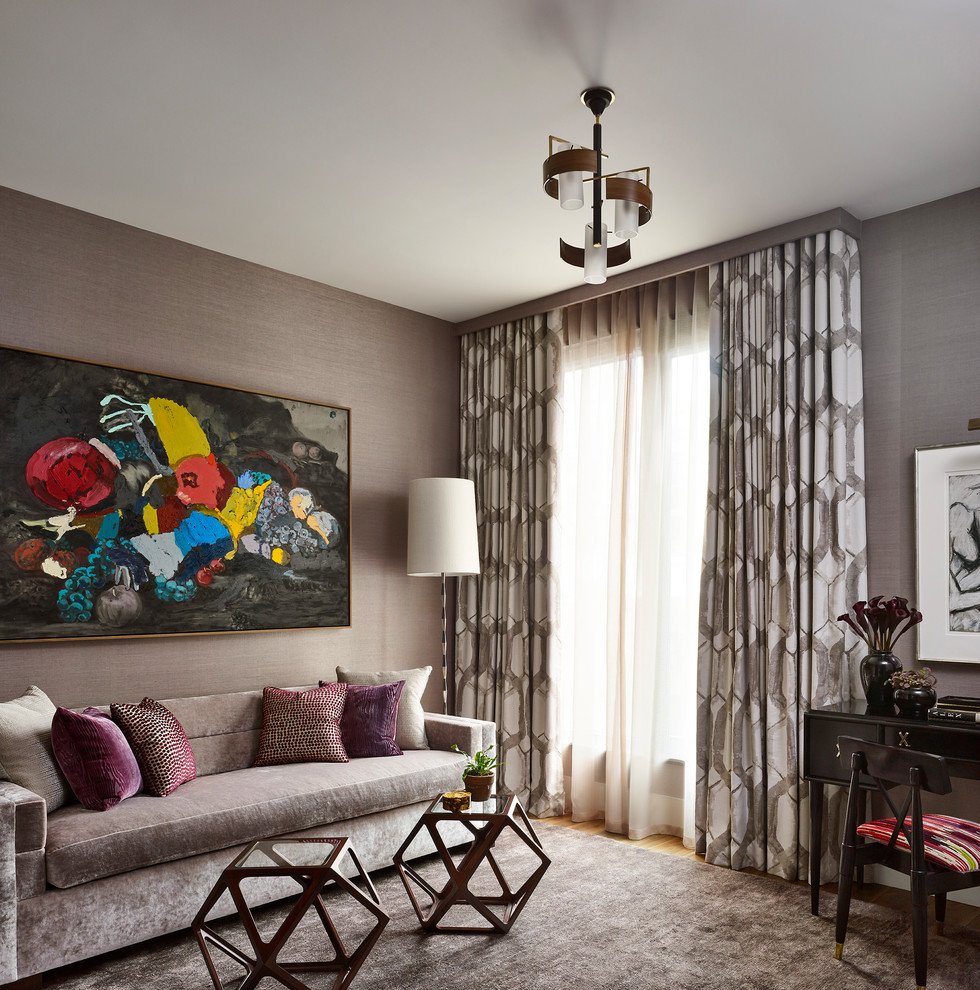 На фото: гостиная комната в стиле неоклассика (современная классика) с коричневыми стенами, светлым паркетным полом и коричневым полом с