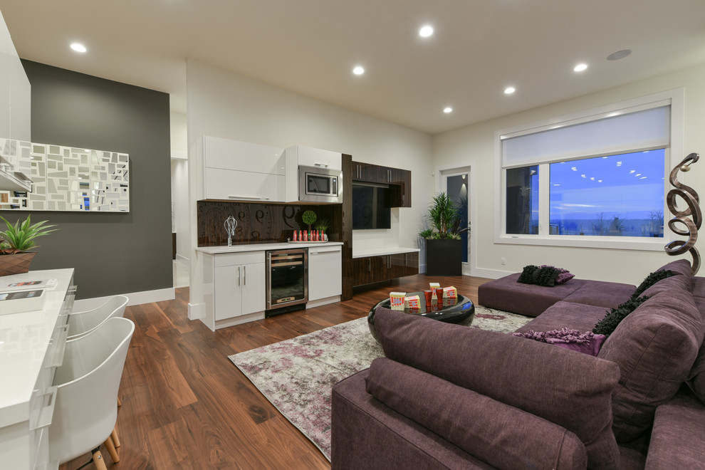 Foto di un soggiorno minimalista aperto con TV a parete