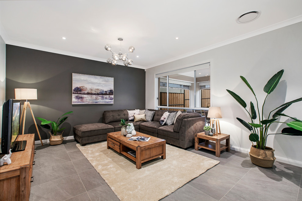 Großes, Abgetrenntes Modernes Wohnzimmer ohne Kamin mit brauner Wandfarbe, freistehendem TV, Porzellan-Bodenfliesen und grauem Boden in Sydney