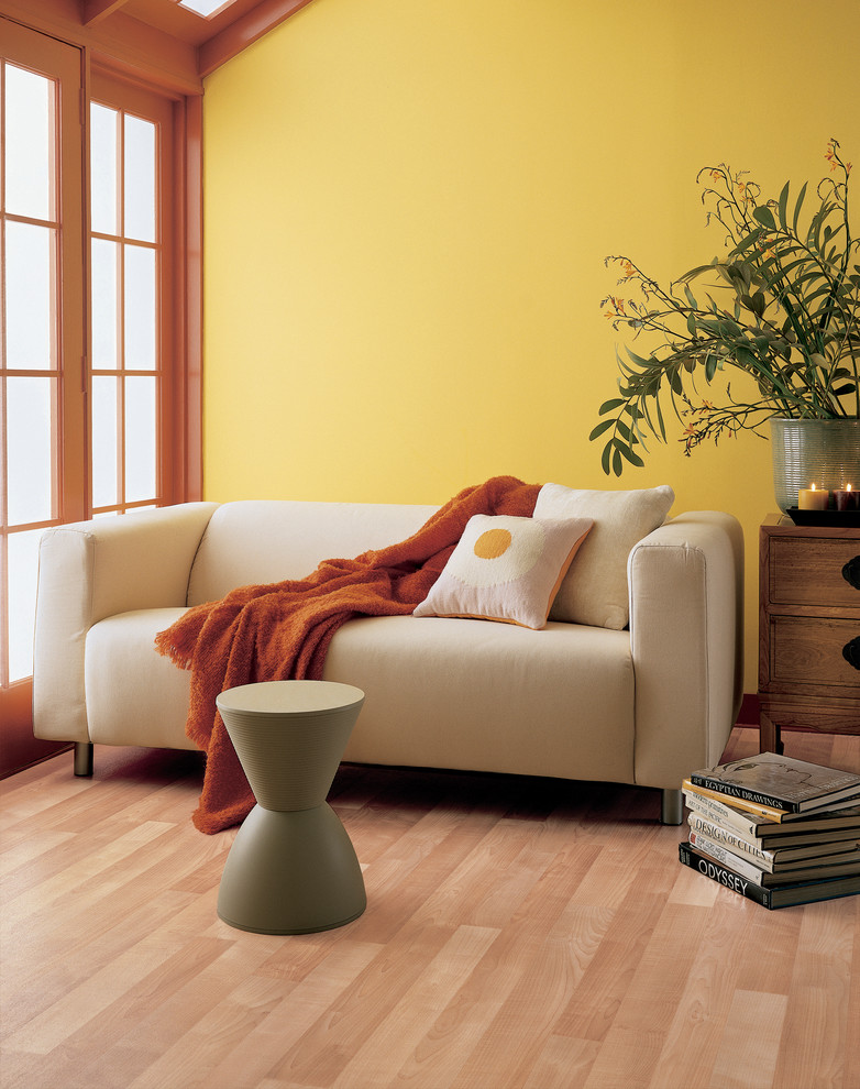 Idee per un soggiorno design con pareti gialle e pavimento in vinile