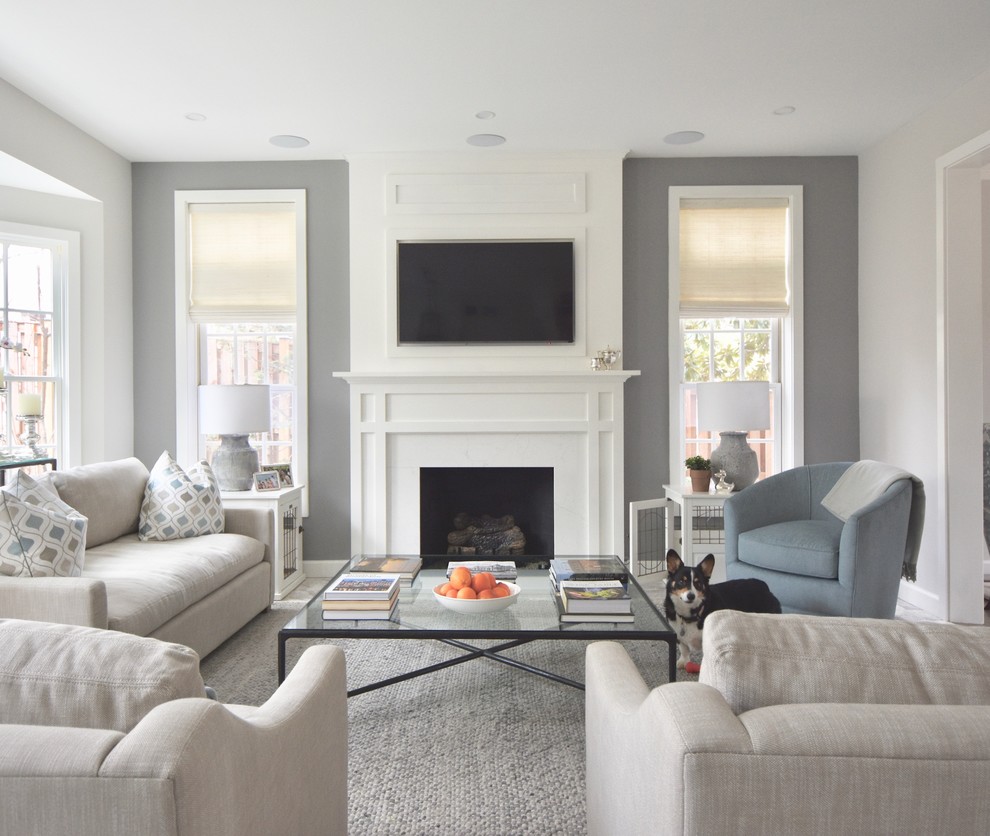Ispirazione per un soggiorno stile marinaro con pareti grigie, camino classico e TV a parete