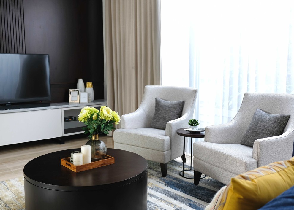 Imagen de sala de estar cerrada contemporánea extra grande sin chimenea con paredes blancas, suelo de mármol, televisor independiente y suelo beige