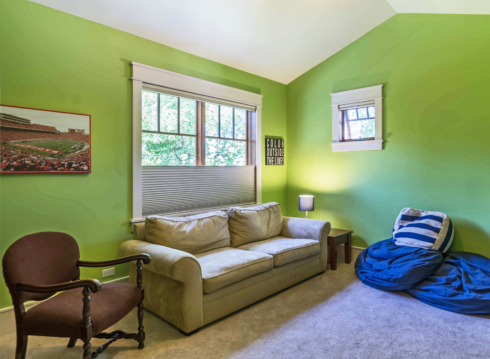 Cette image montre une salle de séjour craftsman de taille moyenne et fermée avec salle de jeu, un mur vert, moquette, un sol blanc, aucun téléviseur, aucune cheminée, un plafond en lambris de bois et du papier peint.