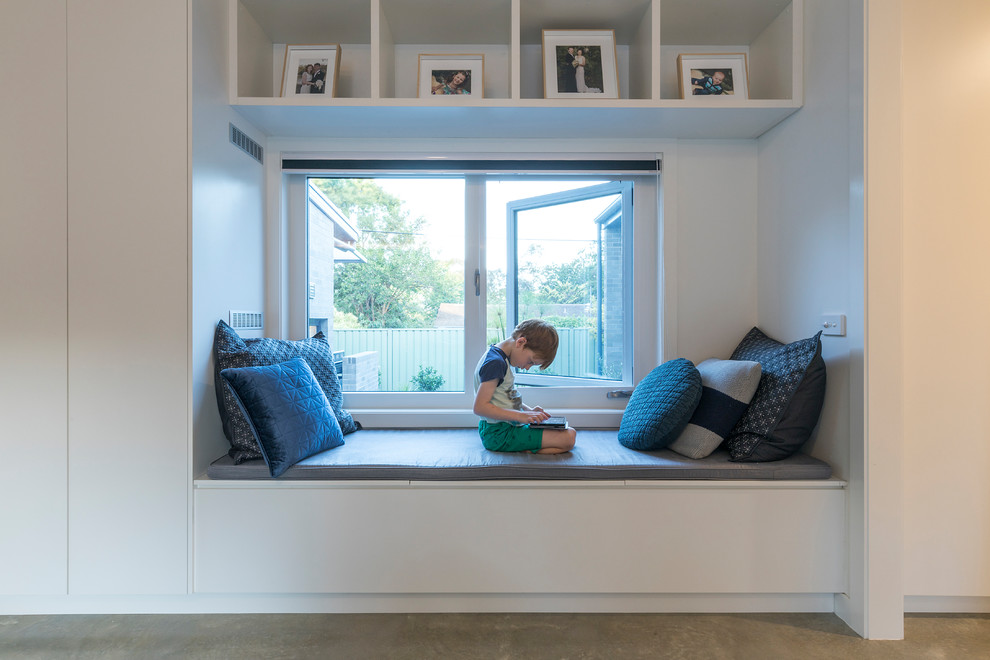 Immagine di un piccolo soggiorno minimal aperto con pareti bianche, pavimento in cemento, TV autoportante e pavimento grigio