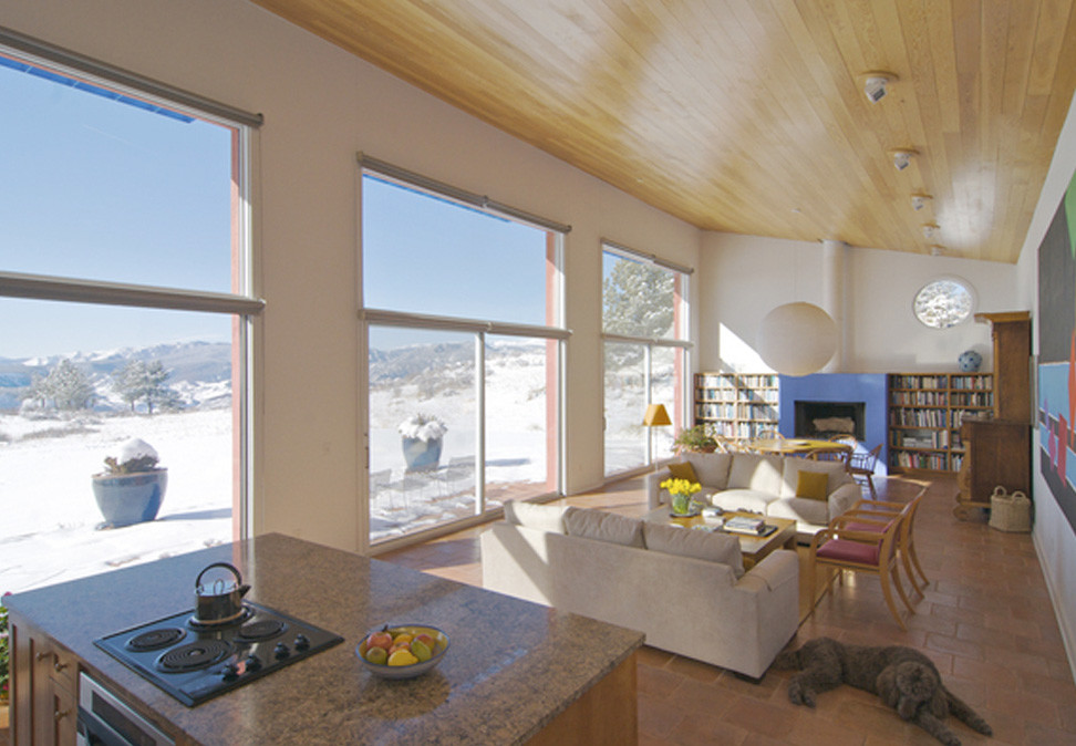 Modelo de sala de estar abierta minimalista de tamaño medio con paredes blancas, suelo de baldosas de terracota, todas las chimeneas y marco de chimenea de yeso