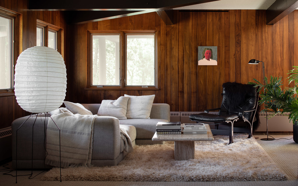 Idée de décoration pour une salle de séjour design avec un mur marron, moquette et un sol blanc.