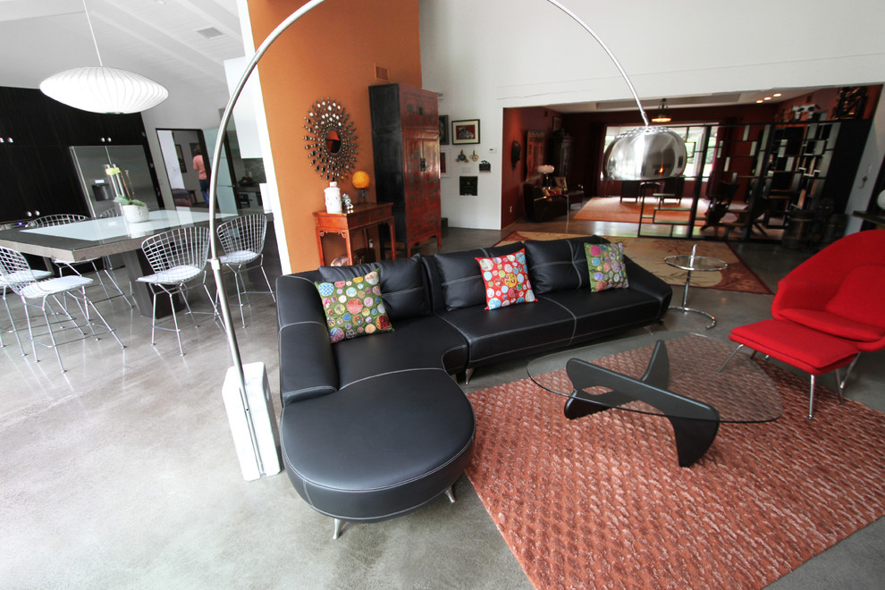 Cette image montre une salle de séjour vintage avec canapé noir.