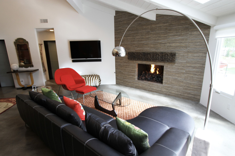 Diseño de sala de estar contemporánea con chimenea de esquina