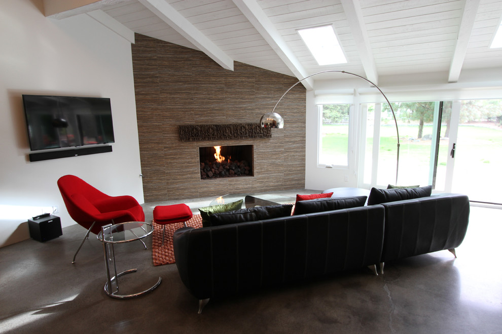 Foto de sala de estar minimalista con chimenea de esquina