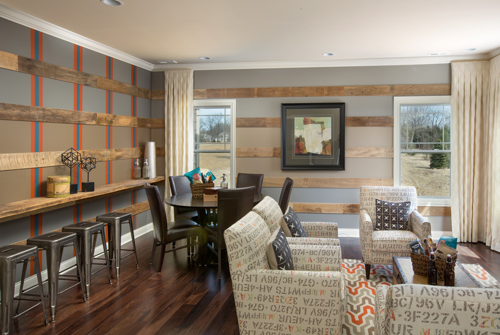 Imagen de sala de estar abierta tradicional renovada grande con paredes grises y suelo de madera oscura
