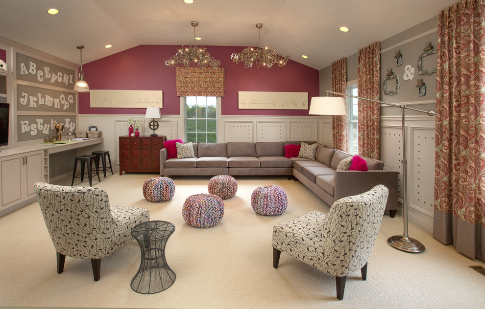 Источник вдохновения для домашнего уюта: огромная гостиная комната в стиле неоклассика (современная классика) с фиолетовыми стенами, ковровым покрытием и телевизором на стене
