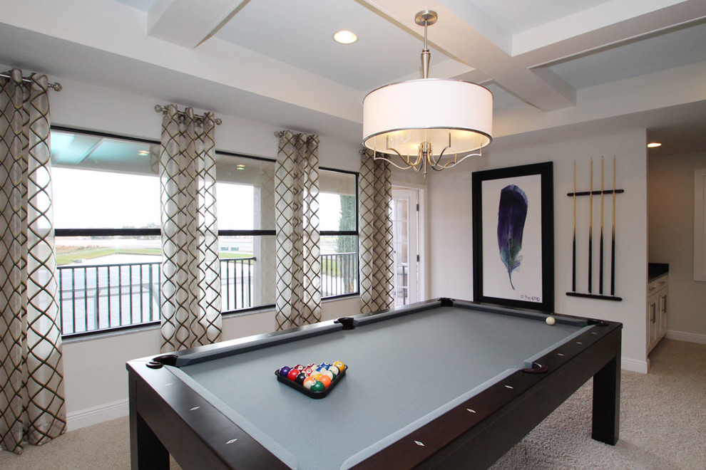 Großer Klassischer Hobbyraum im Loft-Stil mit weißer Wandfarbe und Teppichboden in Tampa