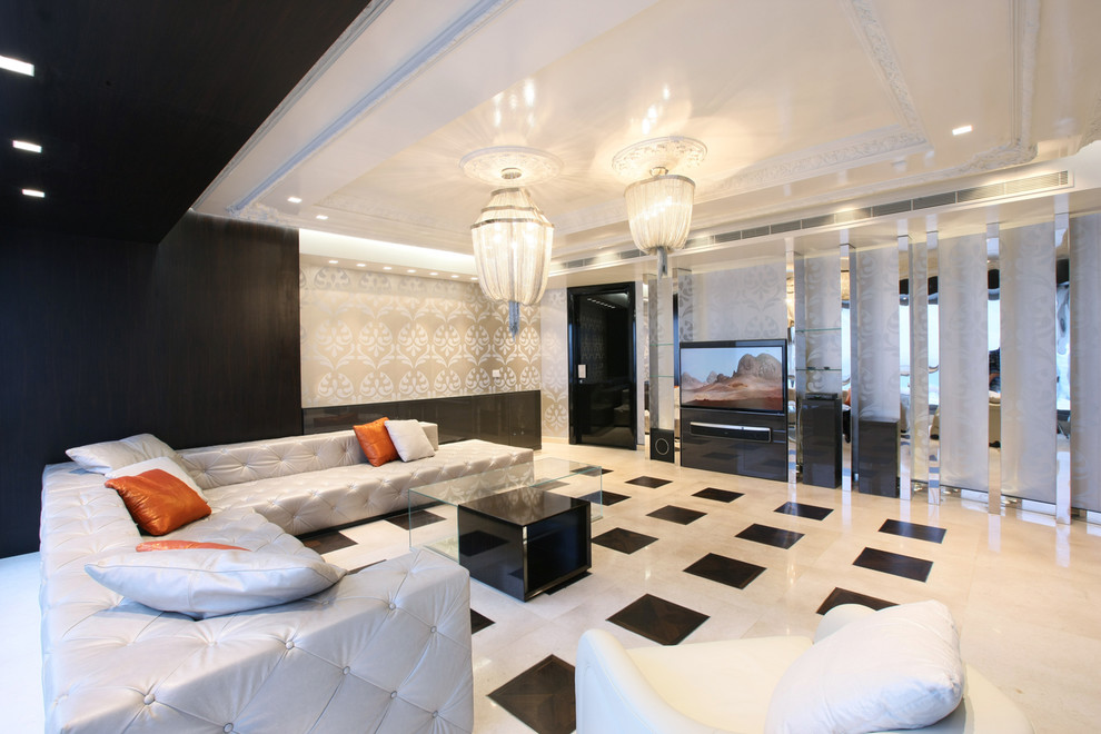 Свежая идея для дизайна: гостиная комната в современном стиле с бежевыми стенами и телевизором на стене - отличное фото интерьера