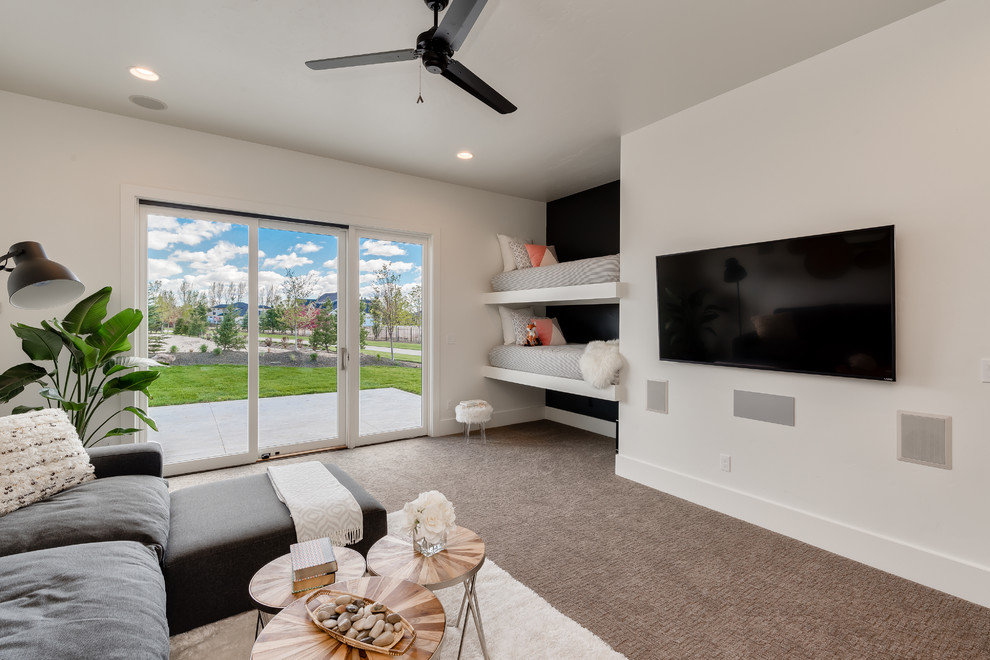 Immagine di un soggiorno minimalista di medie dimensioni e chiuso con pareti bianche, moquette, nessun camino, TV a parete e pavimento beige