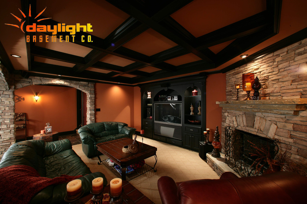 Réalisation d'une salle de séjour tradition de taille moyenne et ouverte avec un mur orange, une cheminée d'angle, un manteau de cheminée en pierre, un téléviseur encastré, moquette et un sol beige.