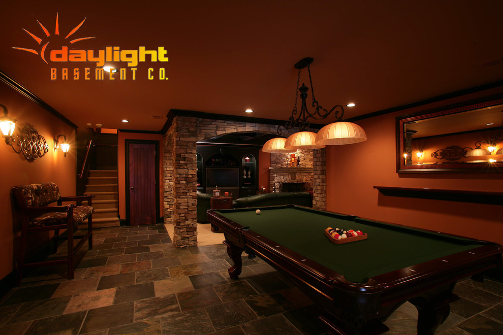 На фото: открытая комната для игр среднего размера в классическом стиле с оранжевыми стенами, полом из сланца и разноцветным полом