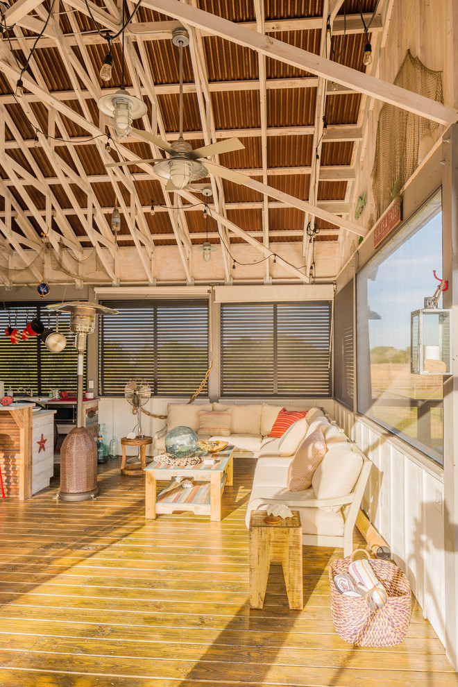 Immagine di un soggiorno stile marino aperto con pareti bianche e pavimento in legno massello medio