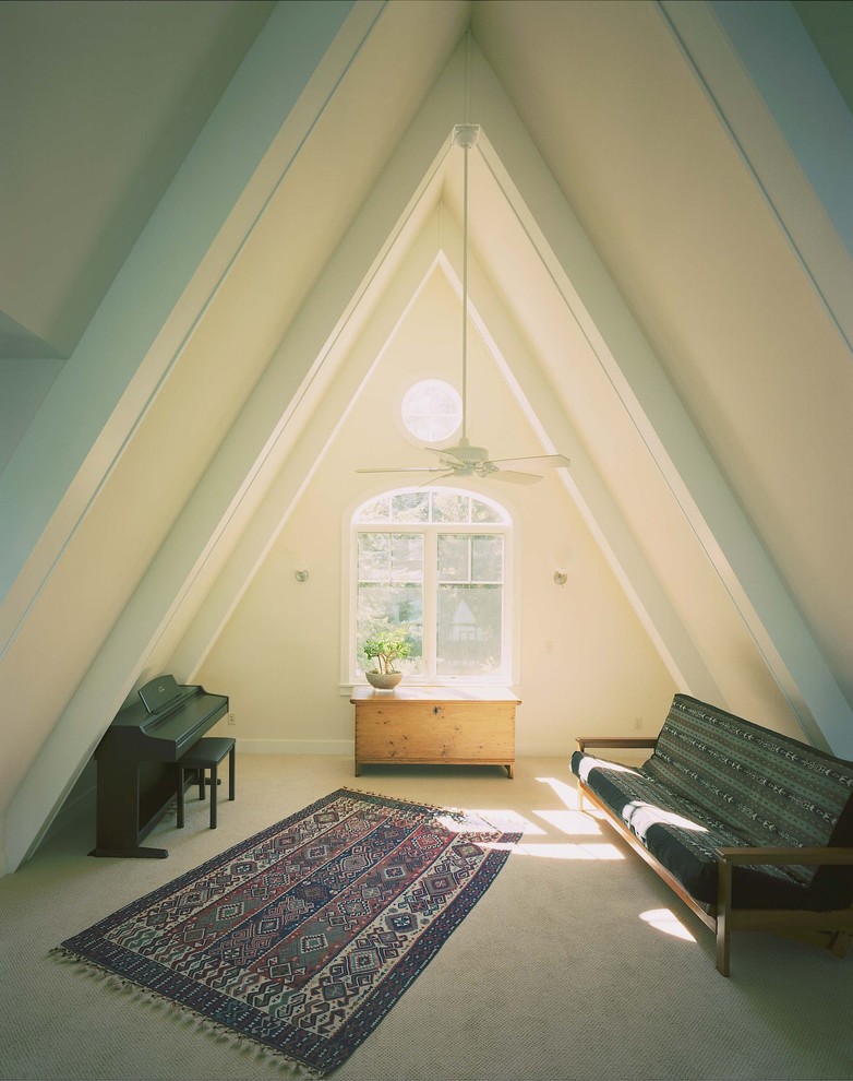 Modelo de sala de estar con rincón musical tipo loft tradicional pequeña sin chimenea con paredes beige, moqueta y suelo beige