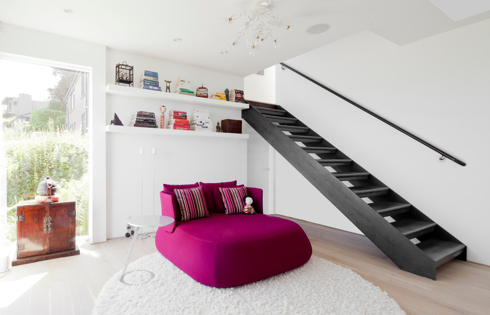 Immagine di un soggiorno minimal di medie dimensioni e aperto con pareti bianche e parquet chiaro