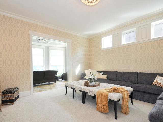 Источник вдохновения для домашнего уюта: гостиная комната в современном стиле с бежевыми стенами и ковровым покрытием