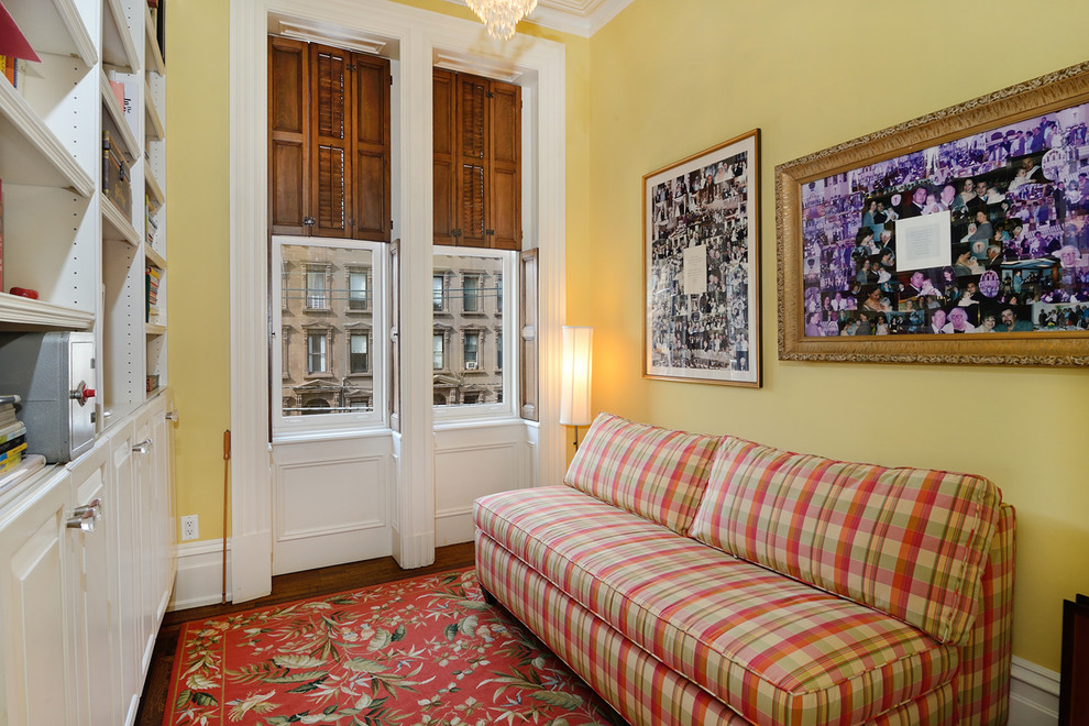 Kleines, Abgetrenntes Klassisches Wohnzimmer ohne Kamin mit gelber Wandfarbe in New York