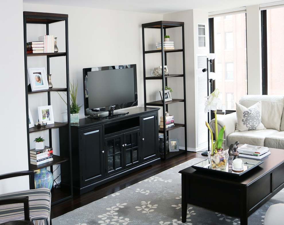 На фото: гостиная комната в современном стиле с серыми стенами, темным паркетным полом, отдельно стоящим телевизором и коричневым полом