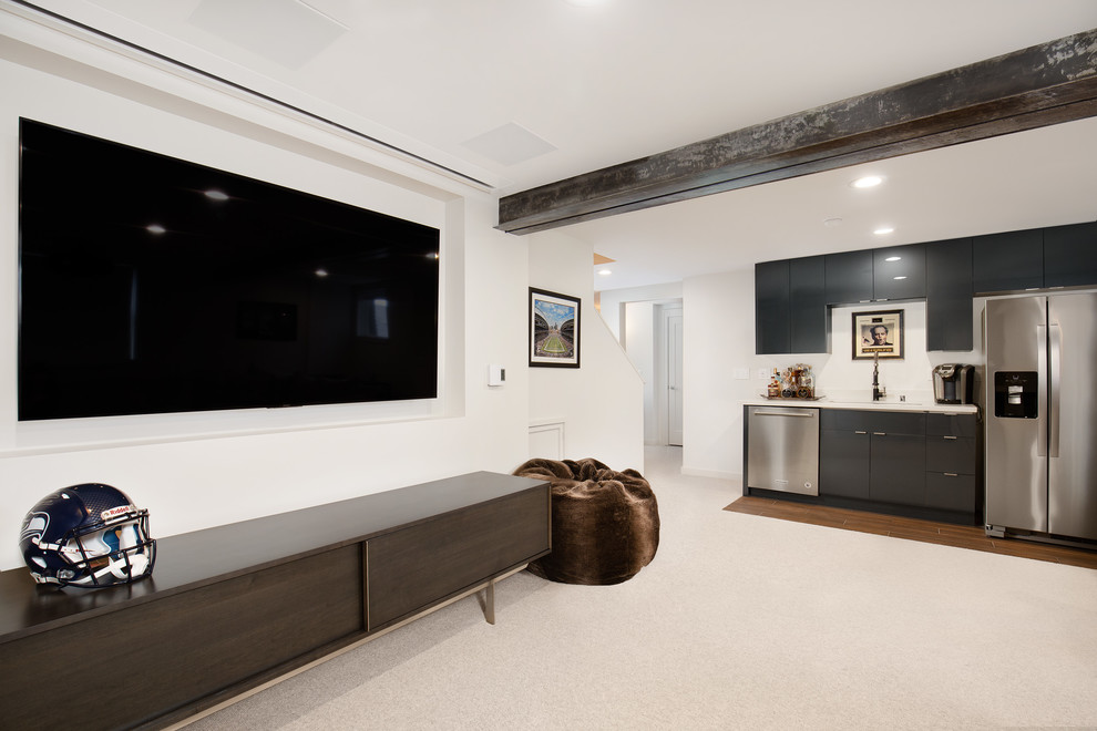 Inredning av ett modernt stort allrum med öppen planlösning, med en hemmabar, vita väggar, heltäckningsmatta, en standard öppen spis, en spiselkrans i trä, en väggmonterad TV och beiget golv